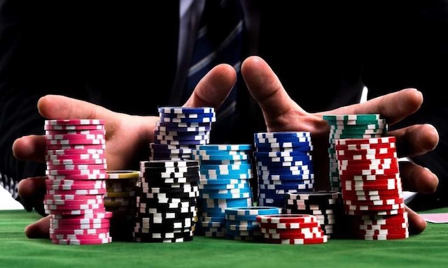 Khi chơi game bài Poker, bạn nên dừng ngay việc bỏ quá nhiều cơ hội vào bài đợi Khi chơi game bài Poker, bạn nên dừng ngay việc bỏ quá nhiều cơ hội vào bài đợi